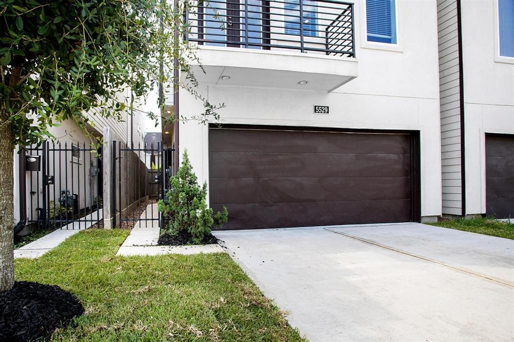 5529 Larkin St