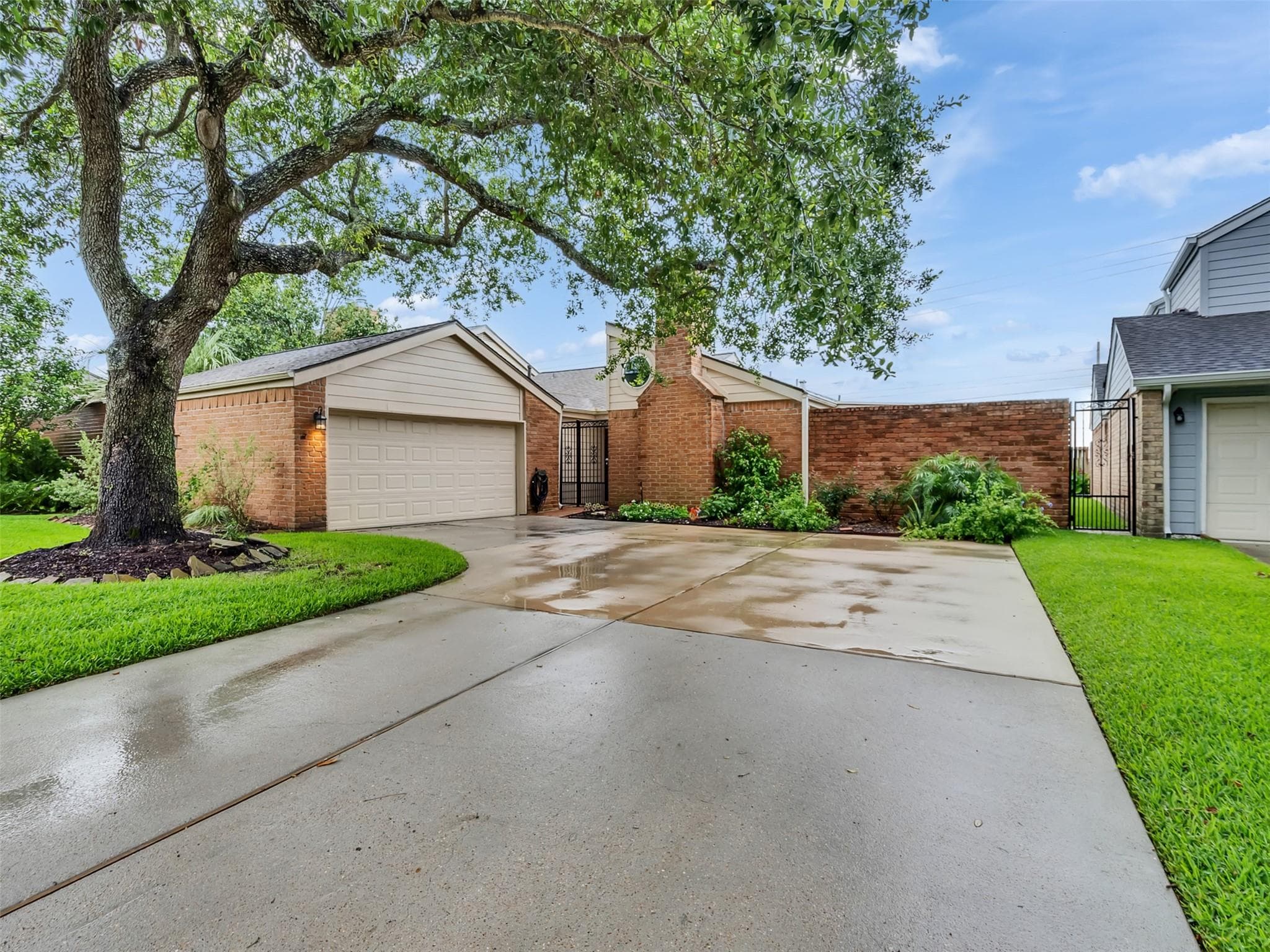 2362 College Green Dr