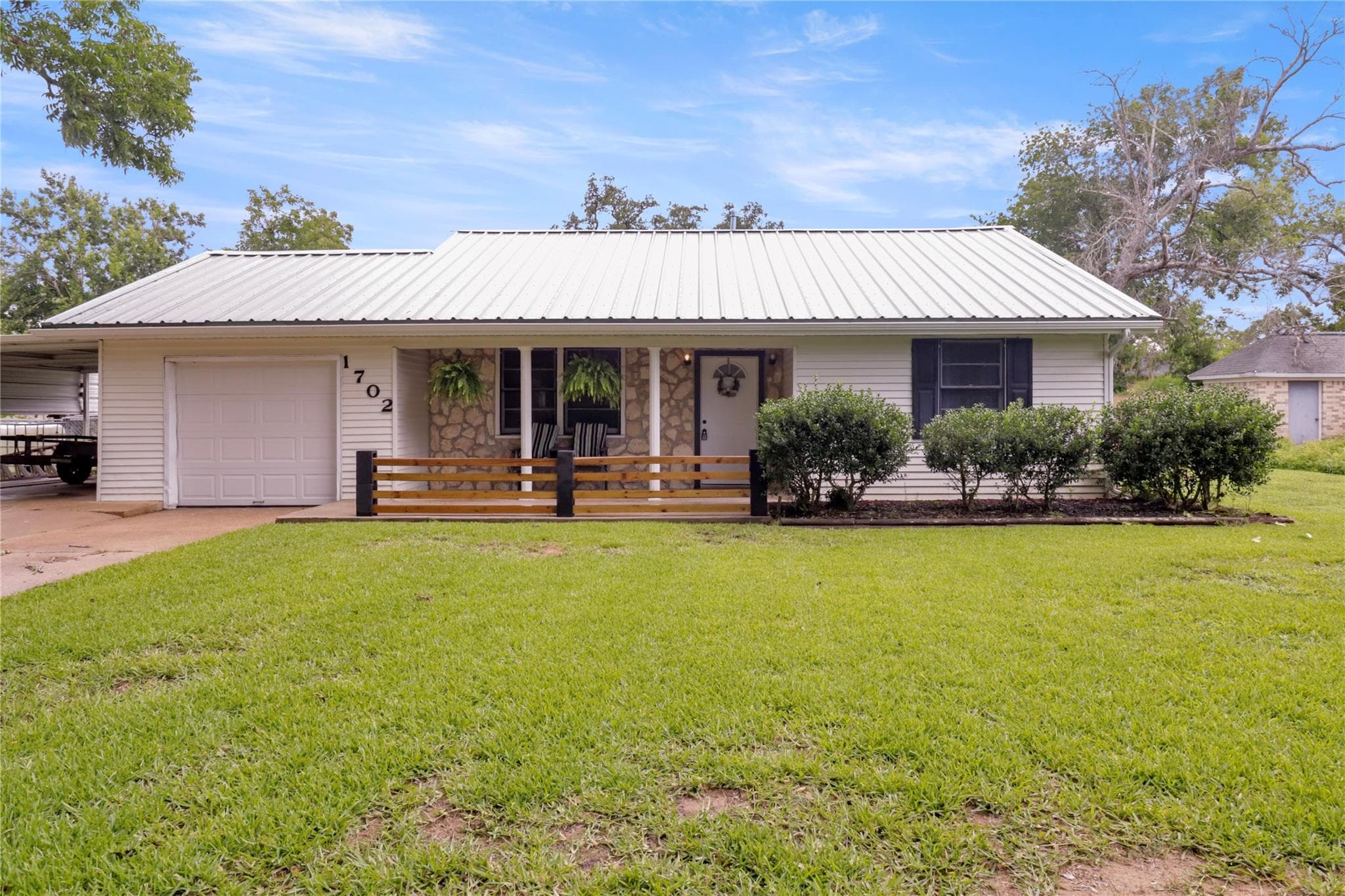 1702 Highway 332 W