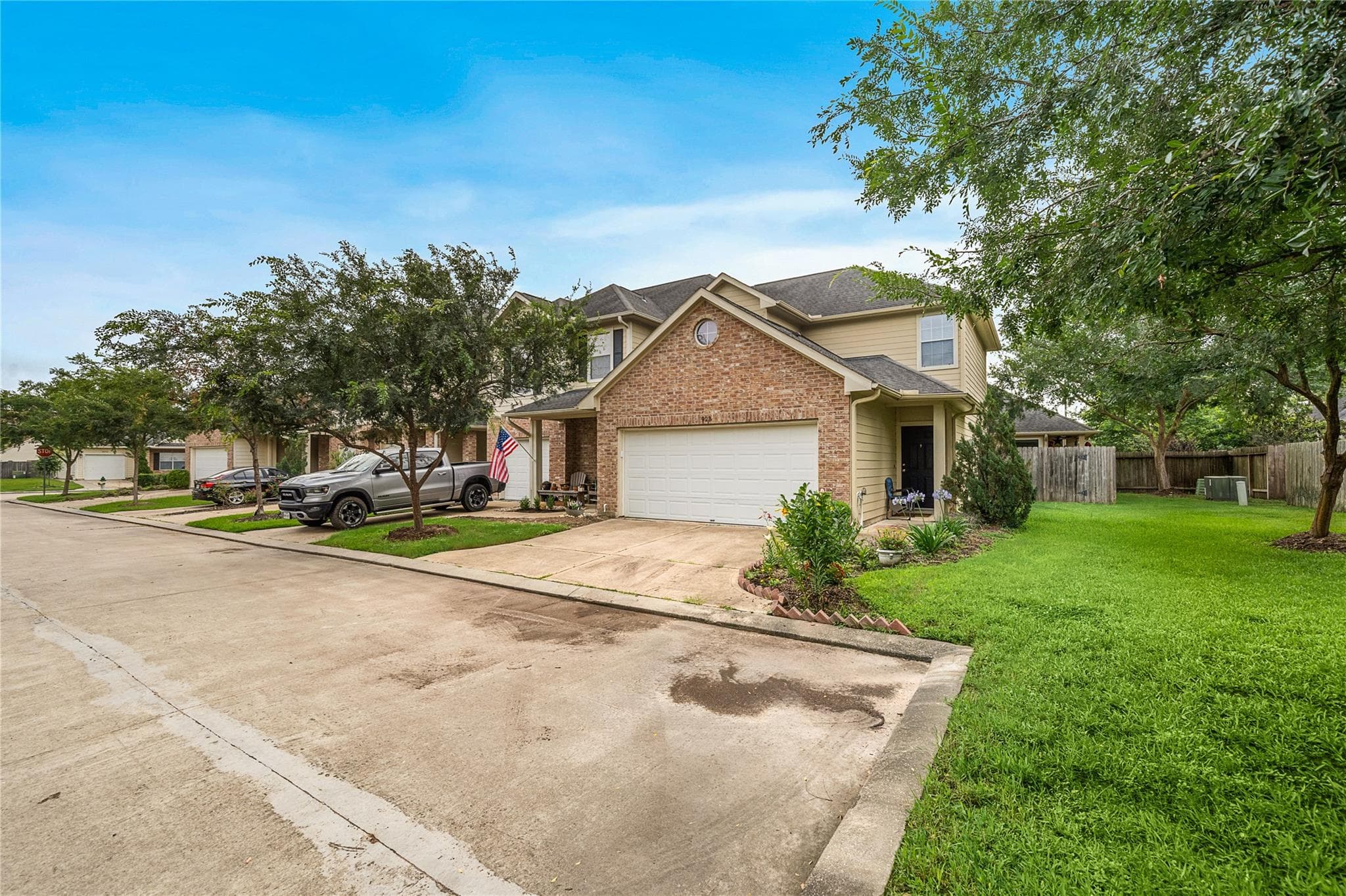 923 Oak Creek Dr
