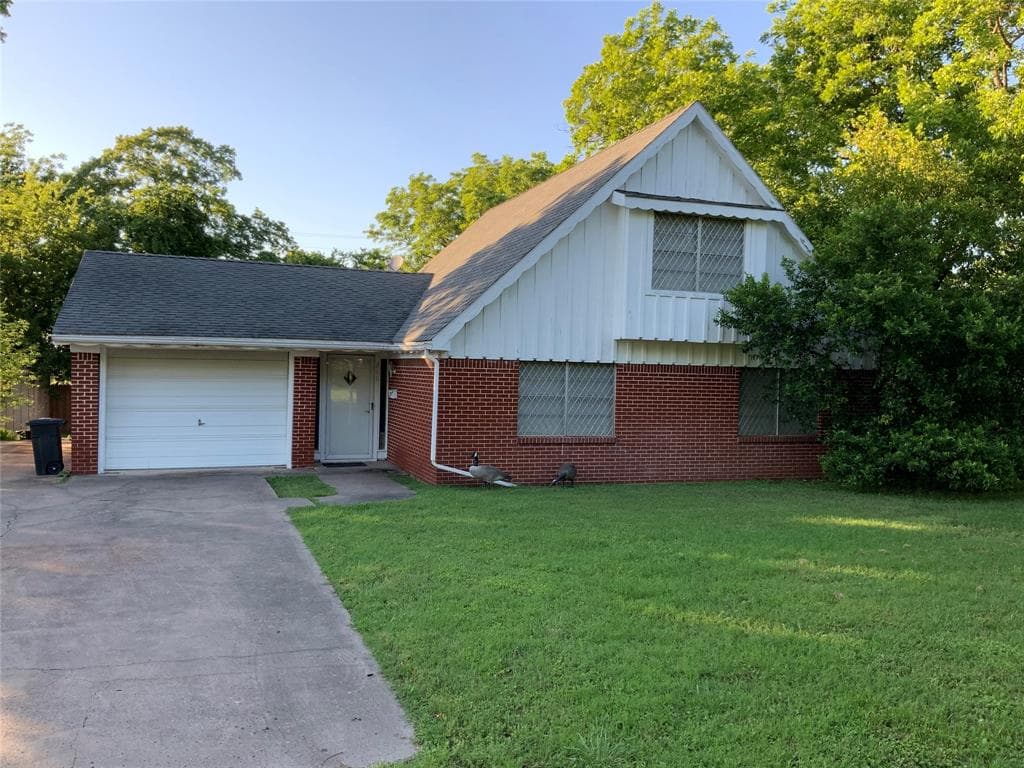 211 N Karl Cayton St