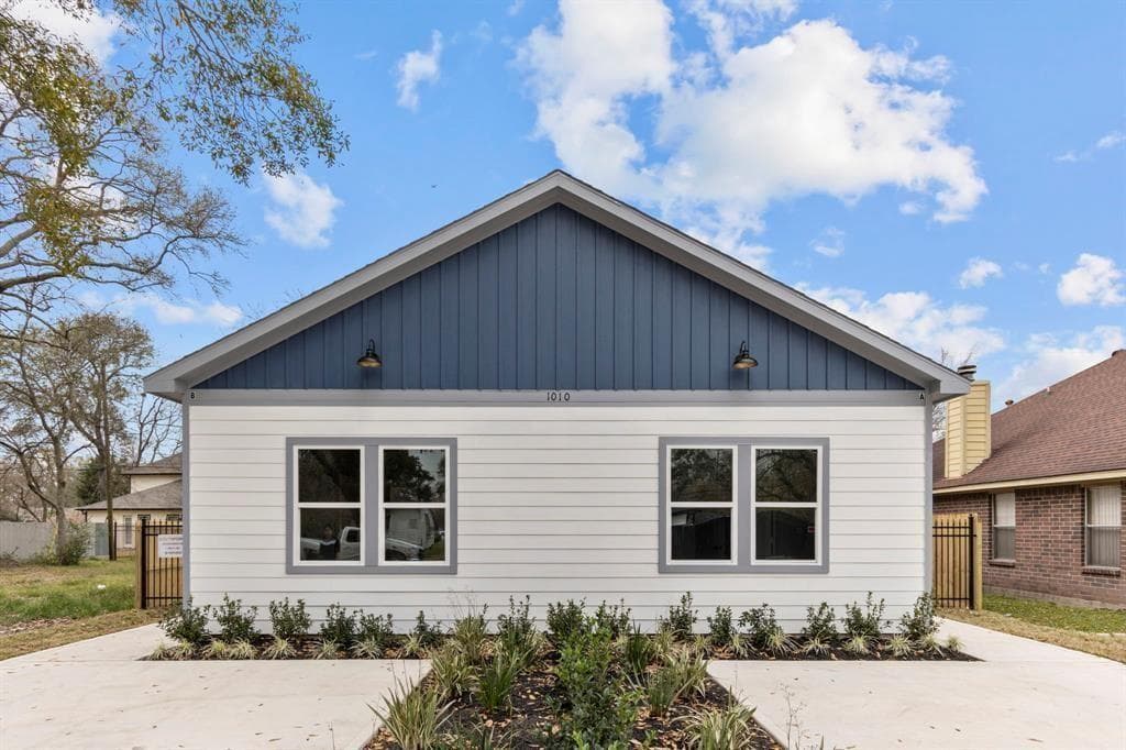 934 Ellington St