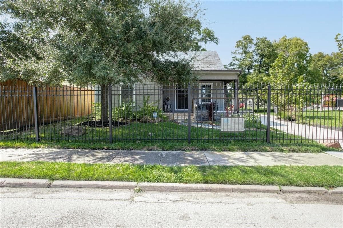 1210 Gustav St
