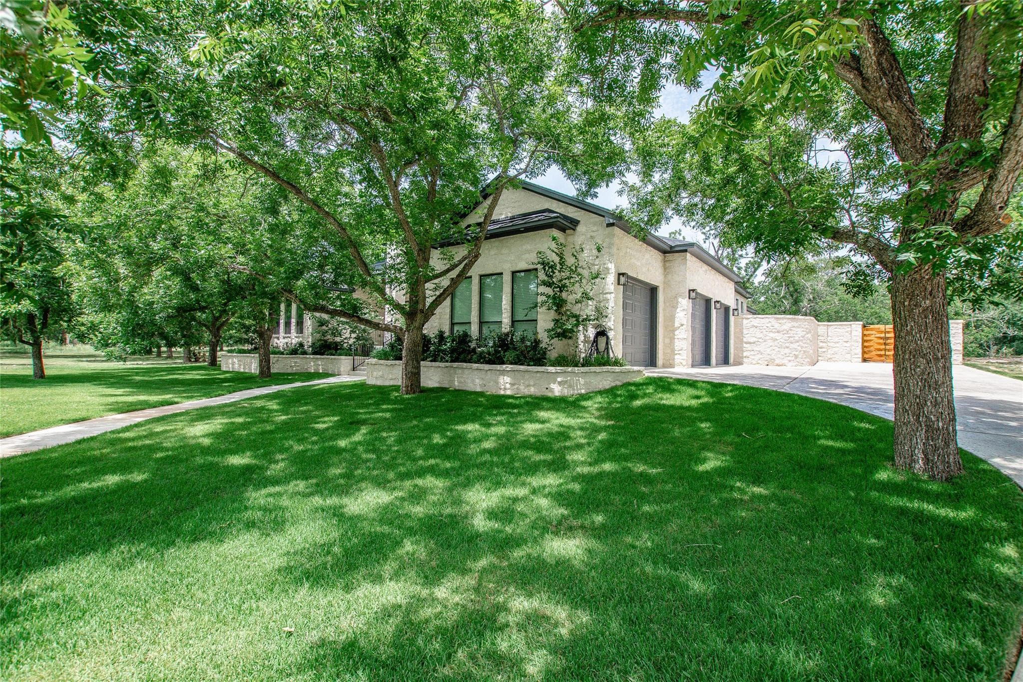 2009 River Edge Dr
