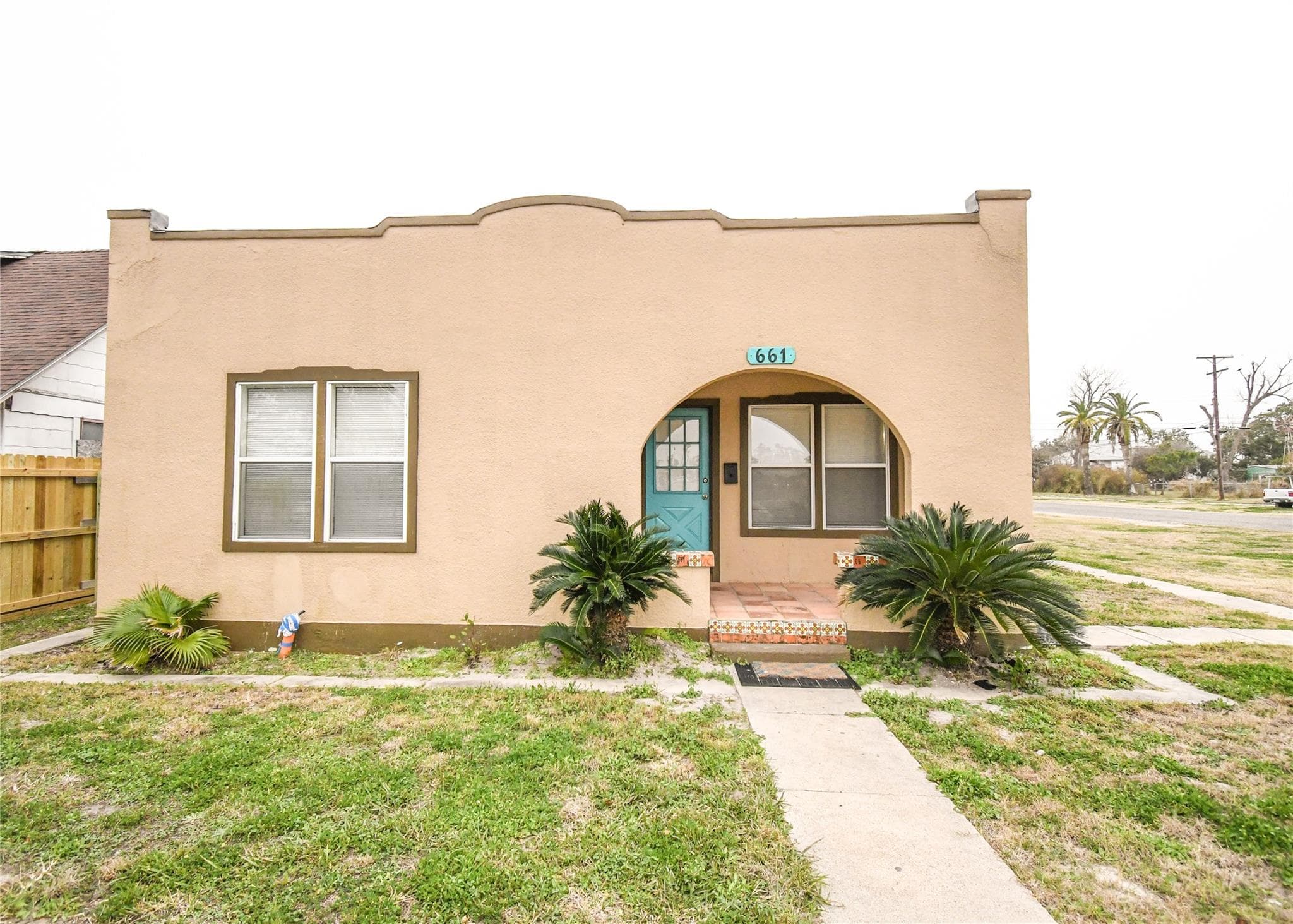661 W Yoakum Ave