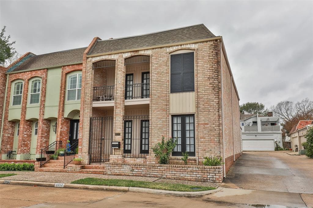 2212 Amberly Ct