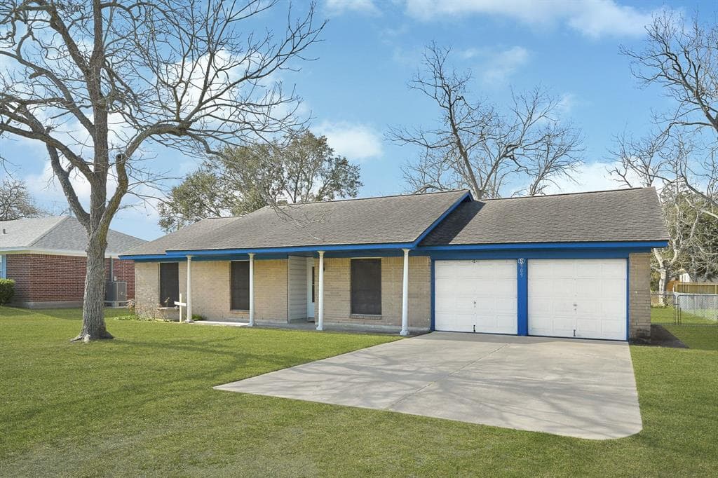 909 Effie St