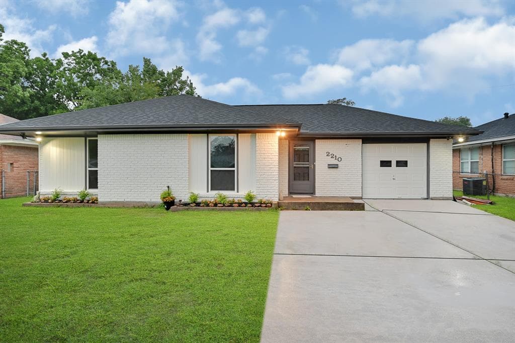 2210 Lamina Ln