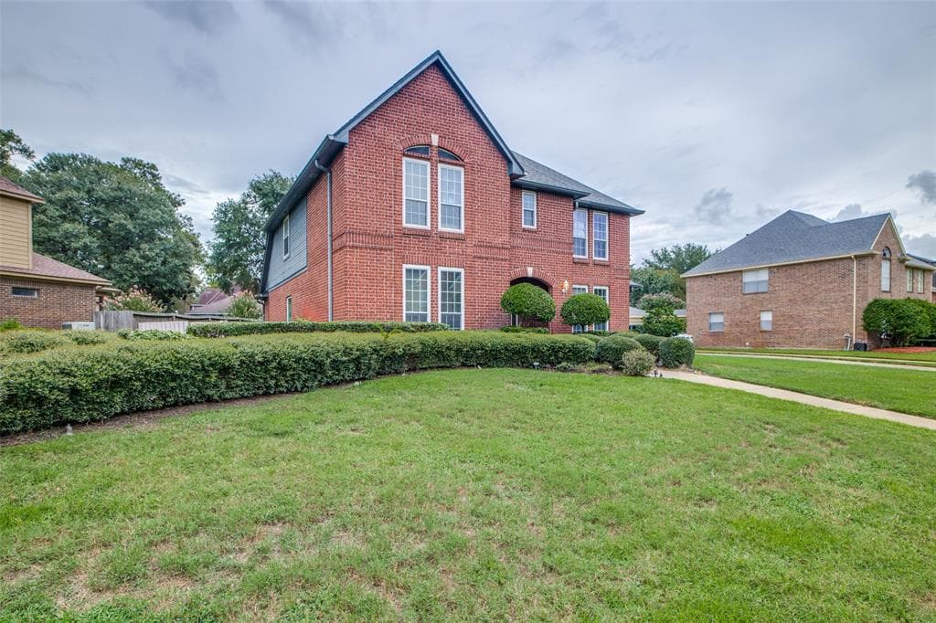 17922 Fernbluff Dr