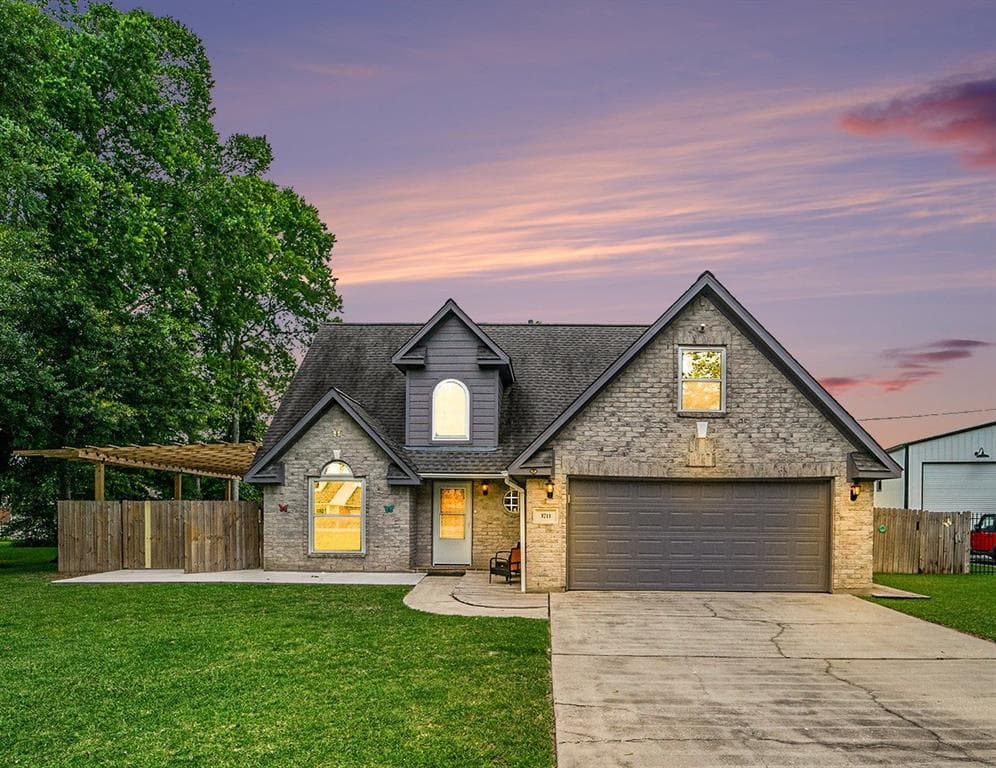 3711 Lake Breeze Ln