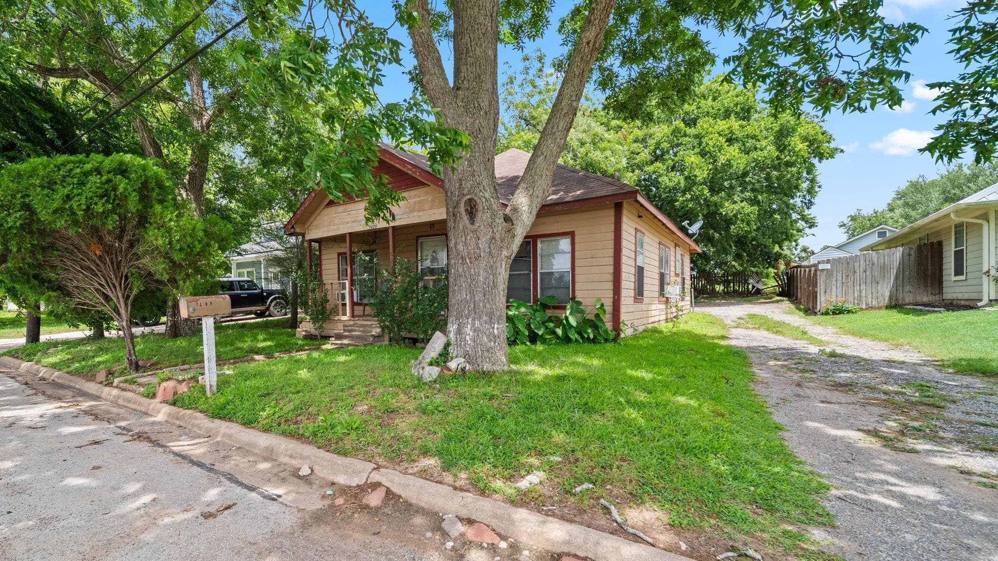 1409 Lauraine St