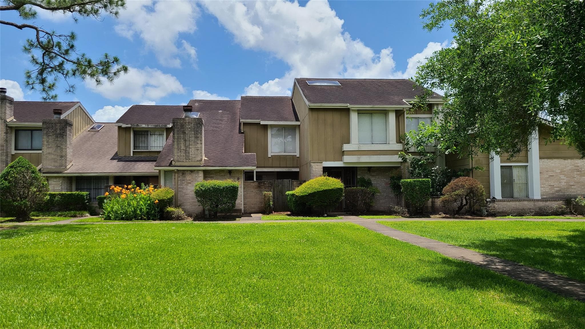 12143 Bob White Dr
