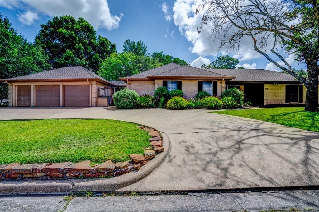 403 Brookhollow Dr