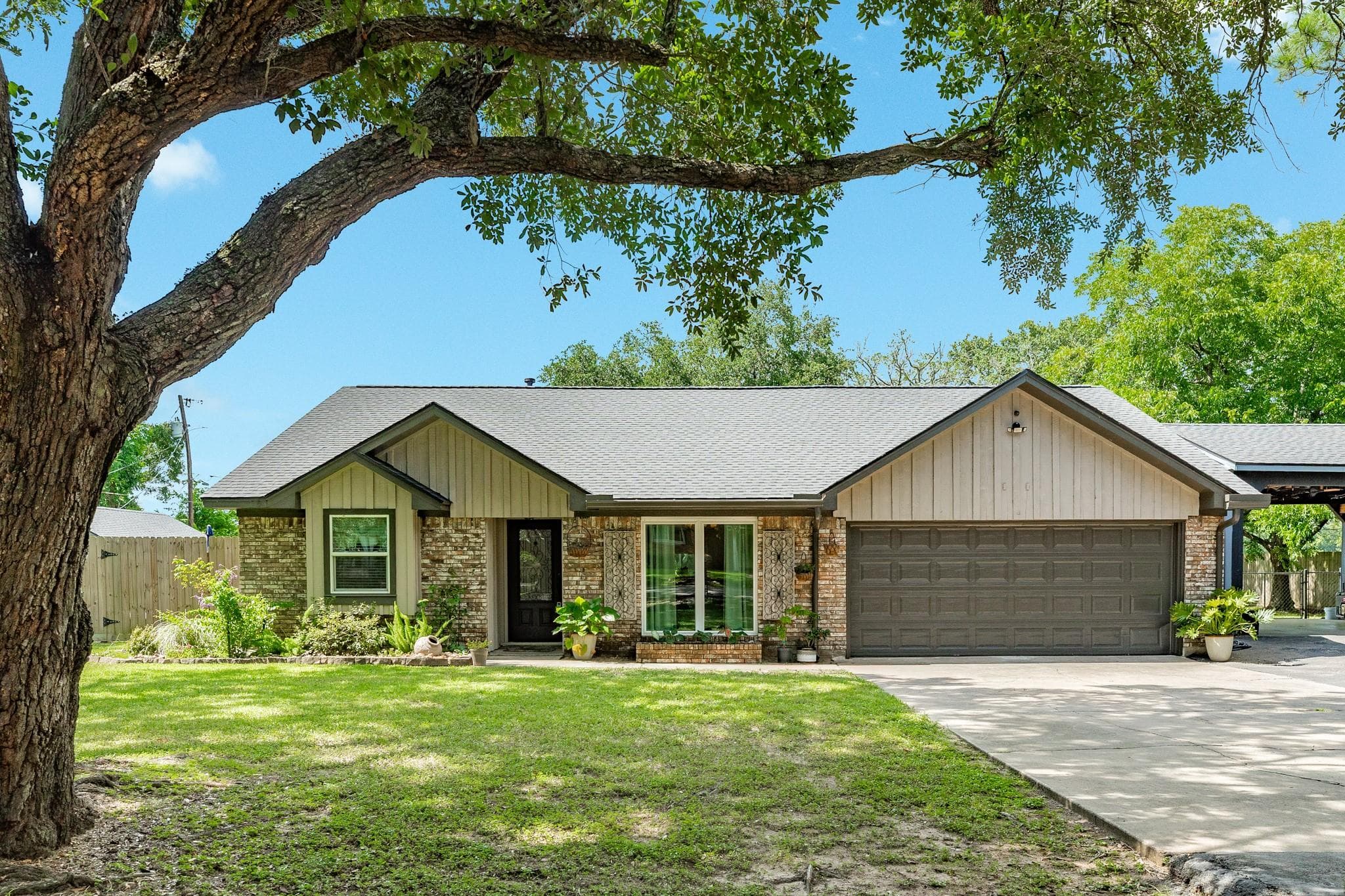 302 E Bronco Bend St