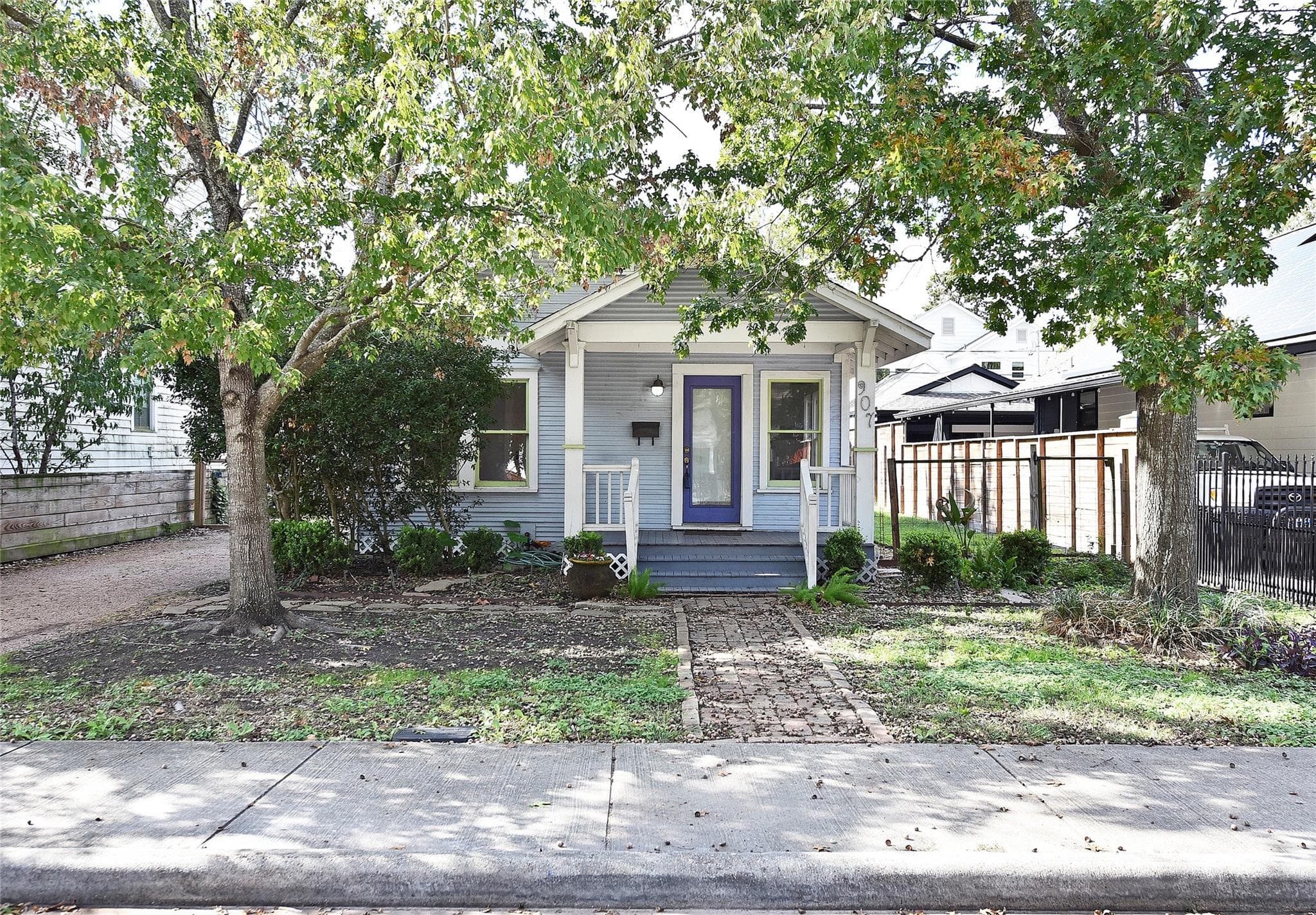 907 Tabor St