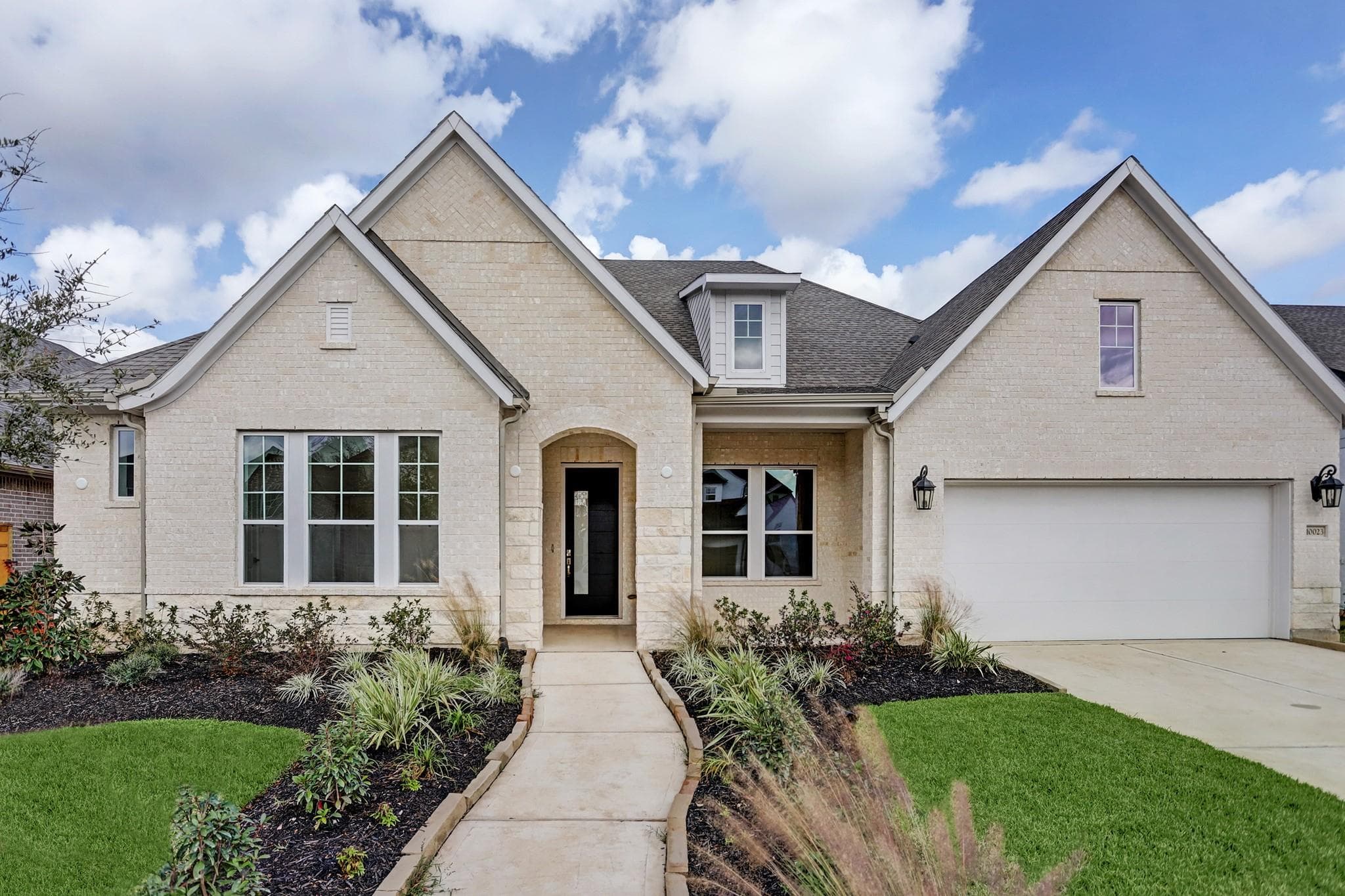 10023 Golden Woods Dr