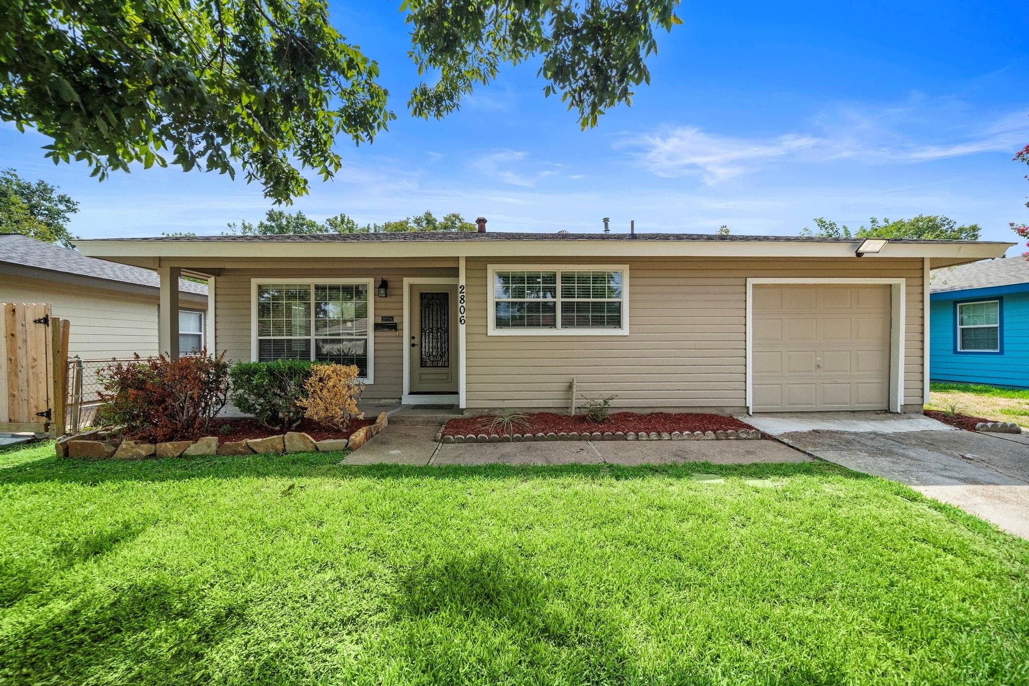 2806 Lancaster Ln