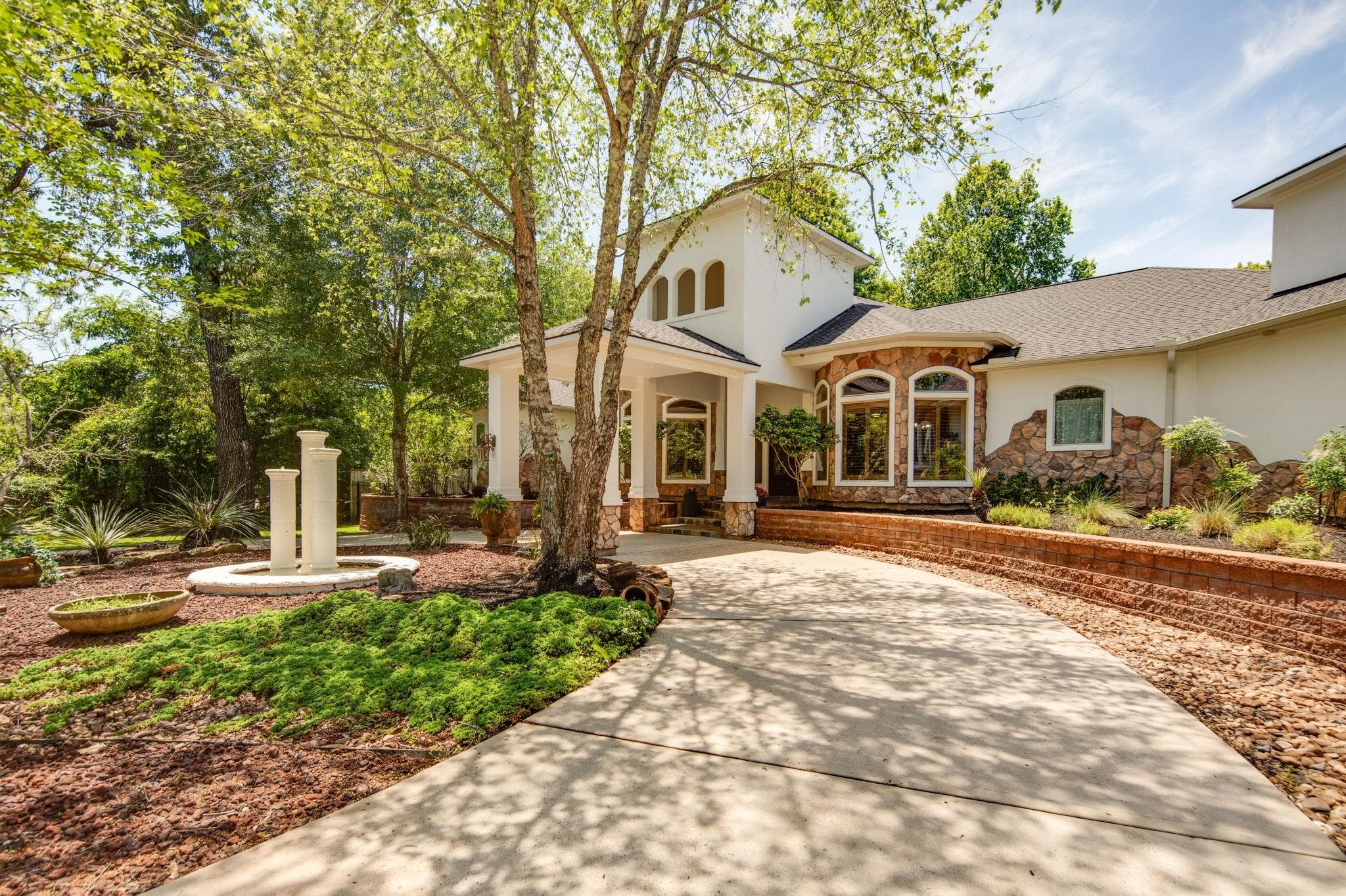 15609 Crown Oaks Dr