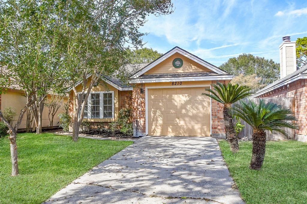 8210 Summertree Dr
