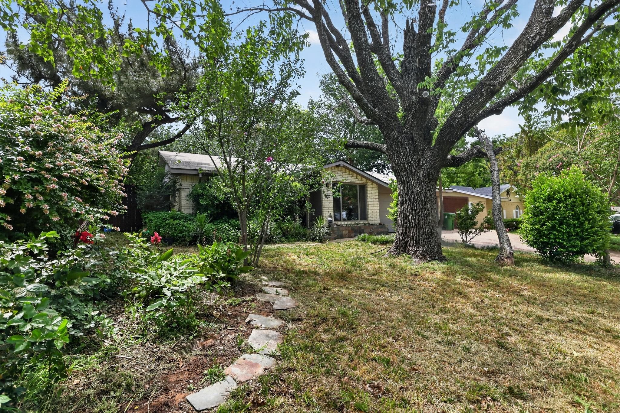 915 Oak Cliff Dr