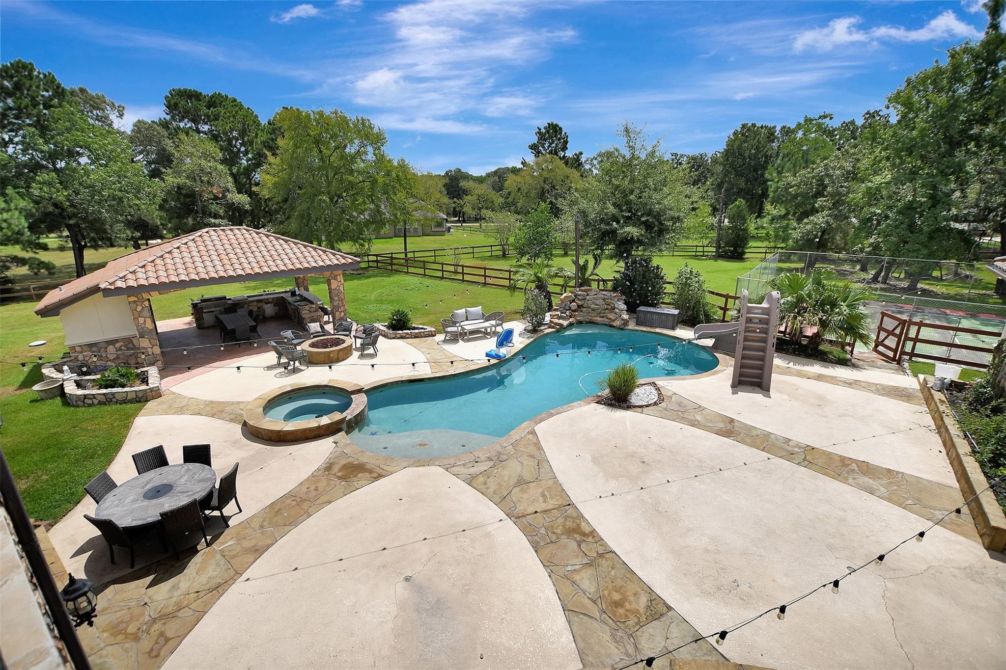20 Lakefield Blvd