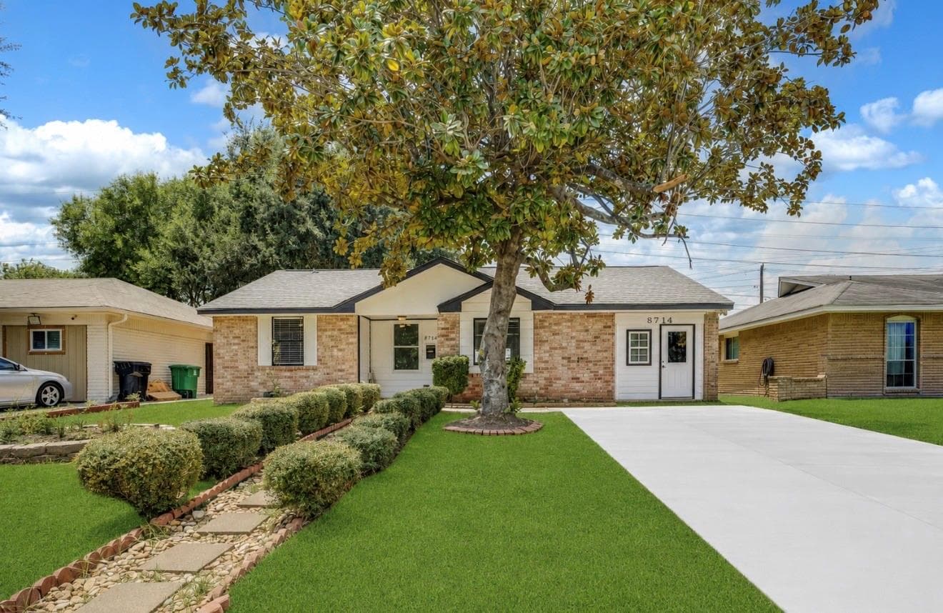 8714 Amblewood Dr