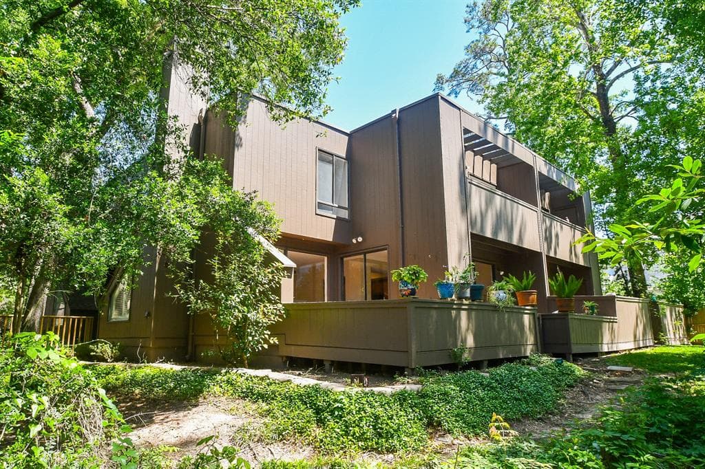 290 Litchfield Ln
