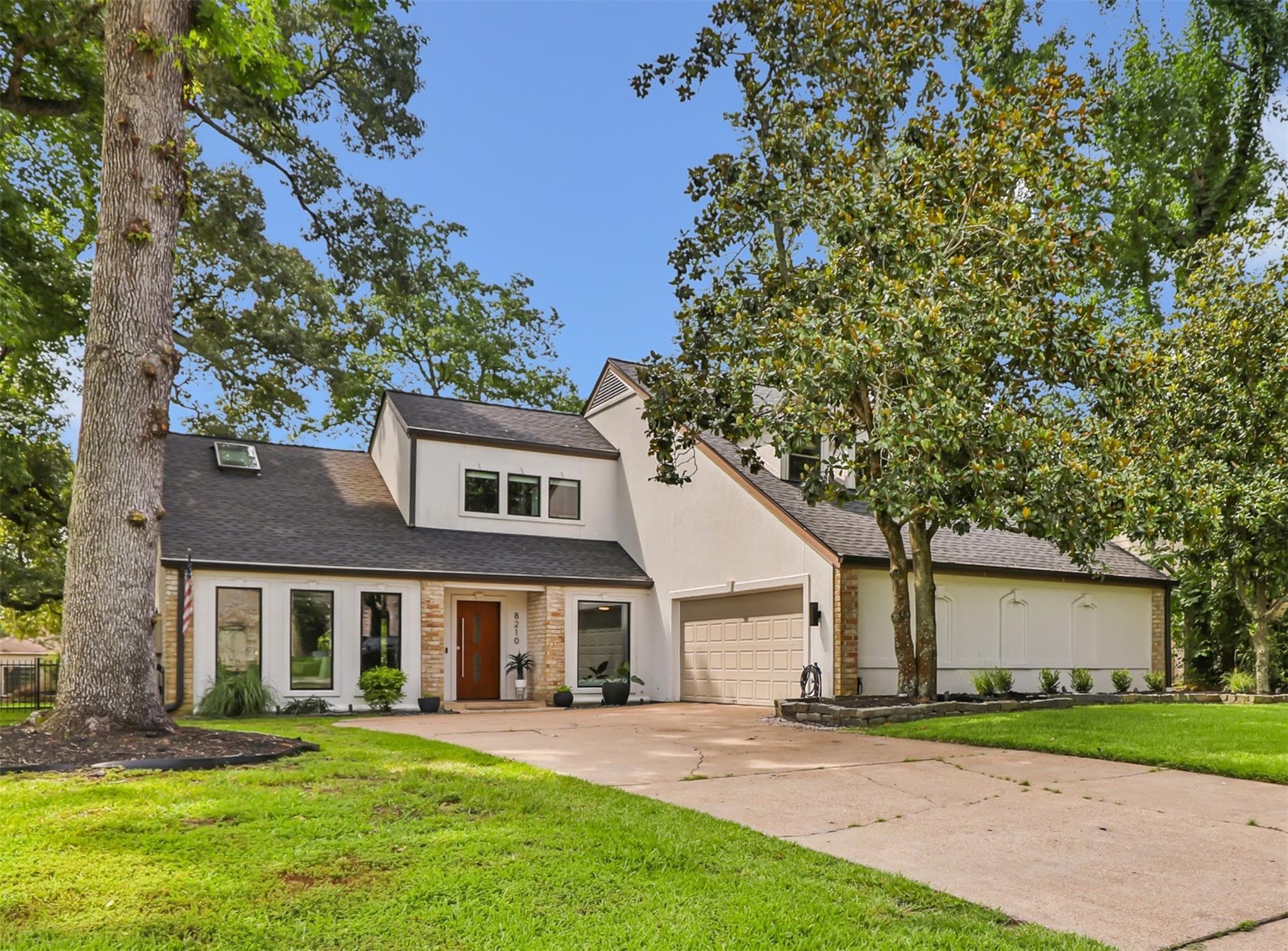 8210 Magnolia Glen Dr