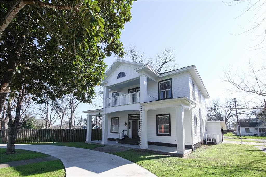 600 E Gonzales St