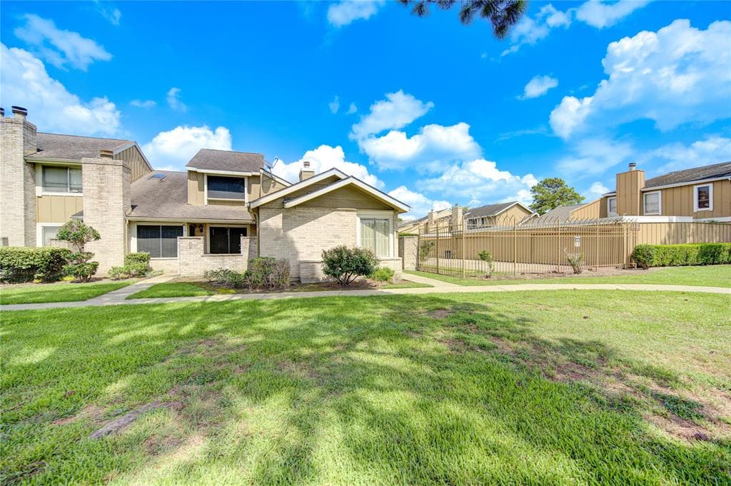 12113 Bob White Dr