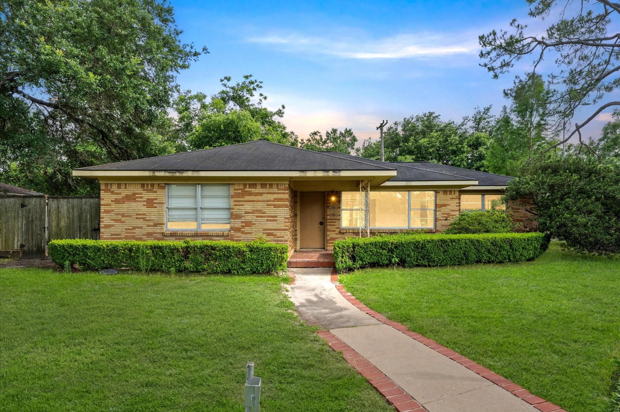 3123 Broadmead Dr