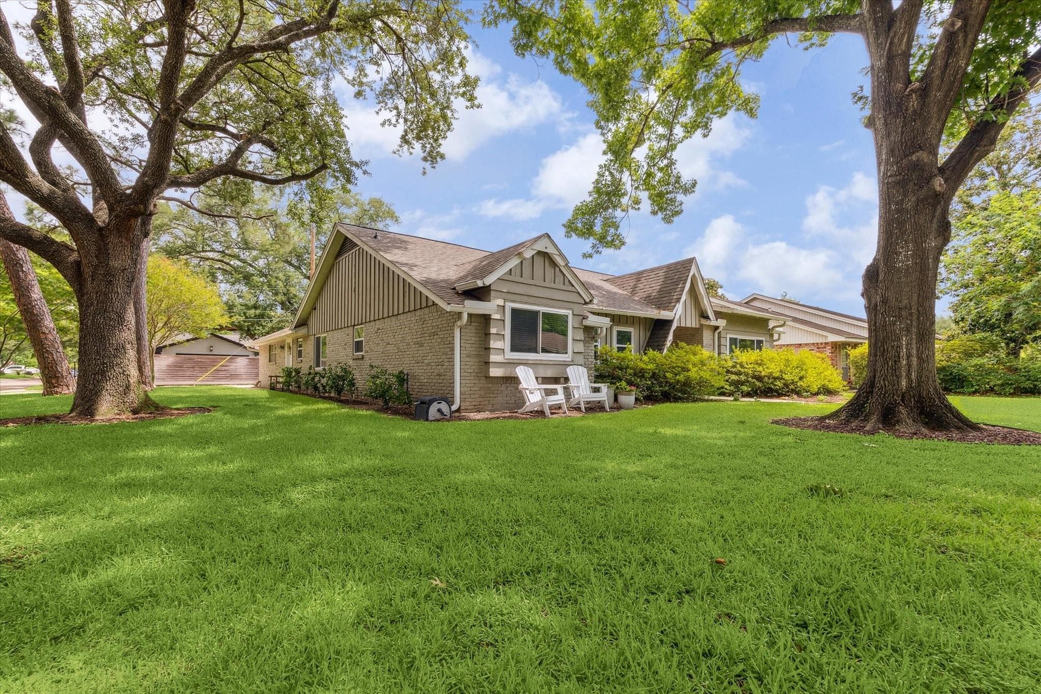 10050 Locke Ln