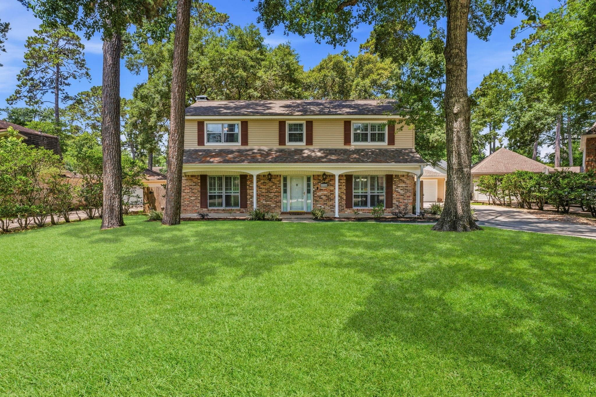 594 Longwood Ln