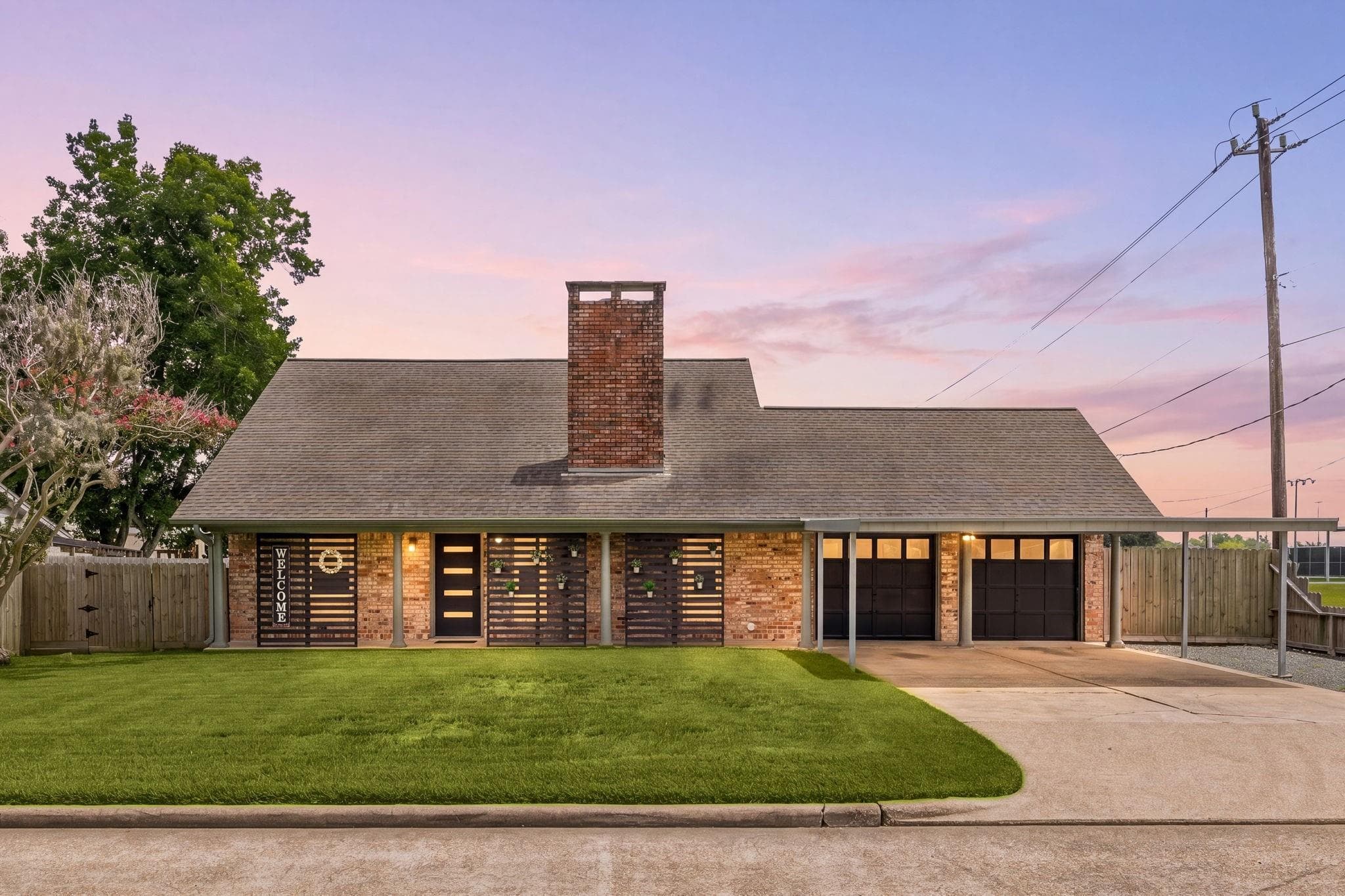 222 W Vaughn Ln
