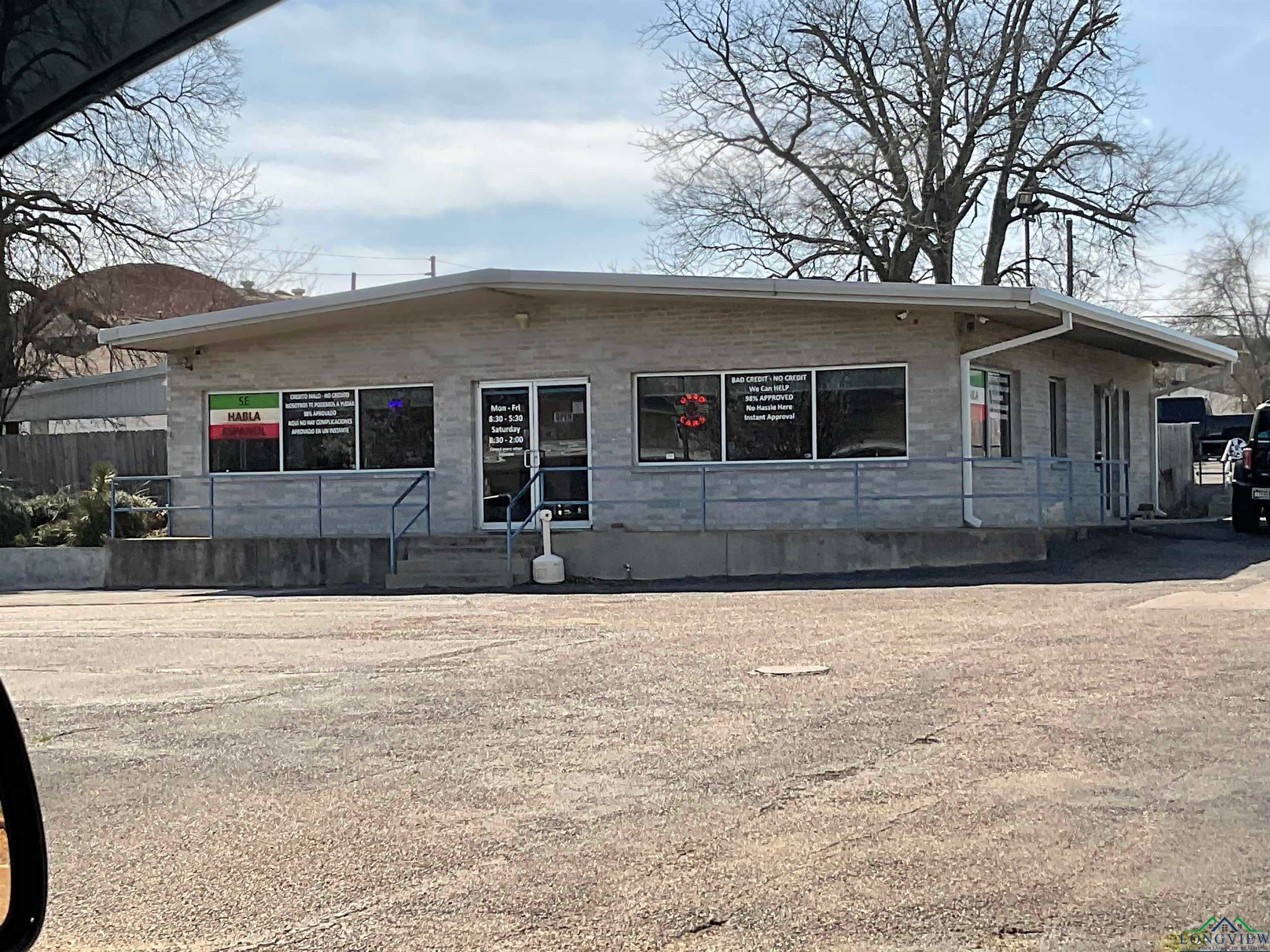 208 E Grand Ave