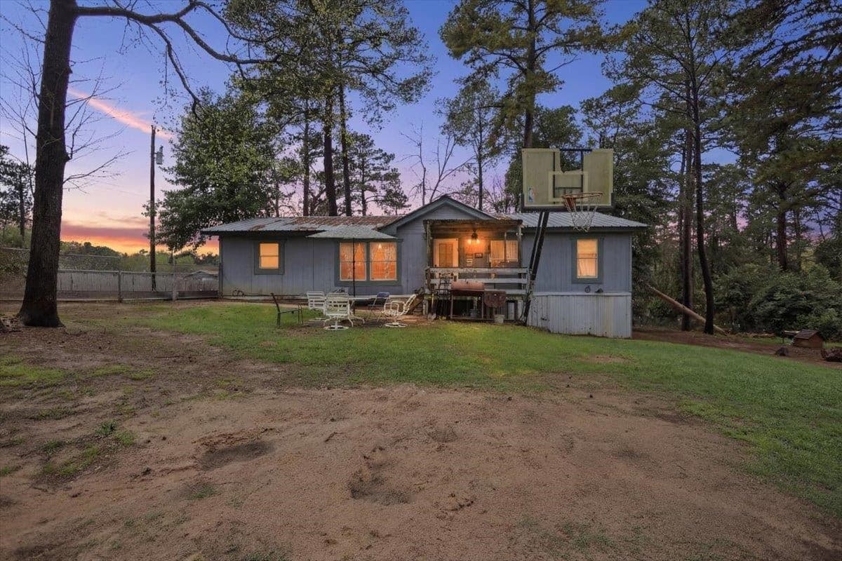 21133 Oak Dr