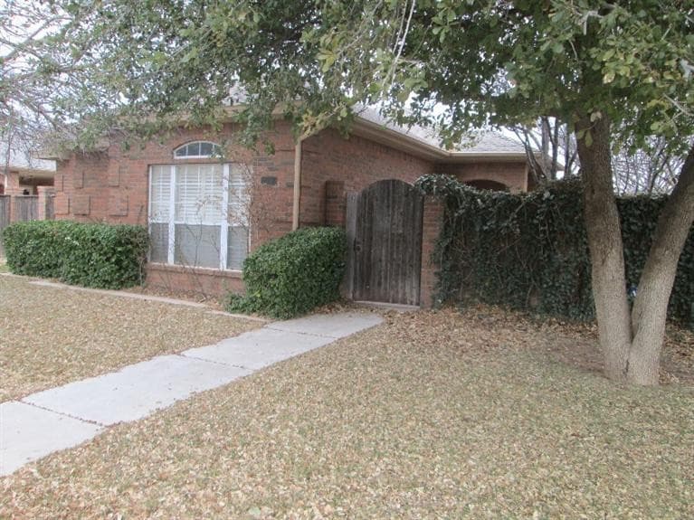 106 N Vicksburg Ave
