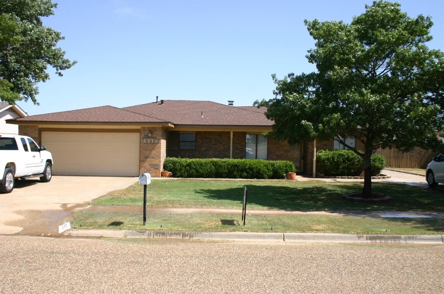 1213 E Waco St