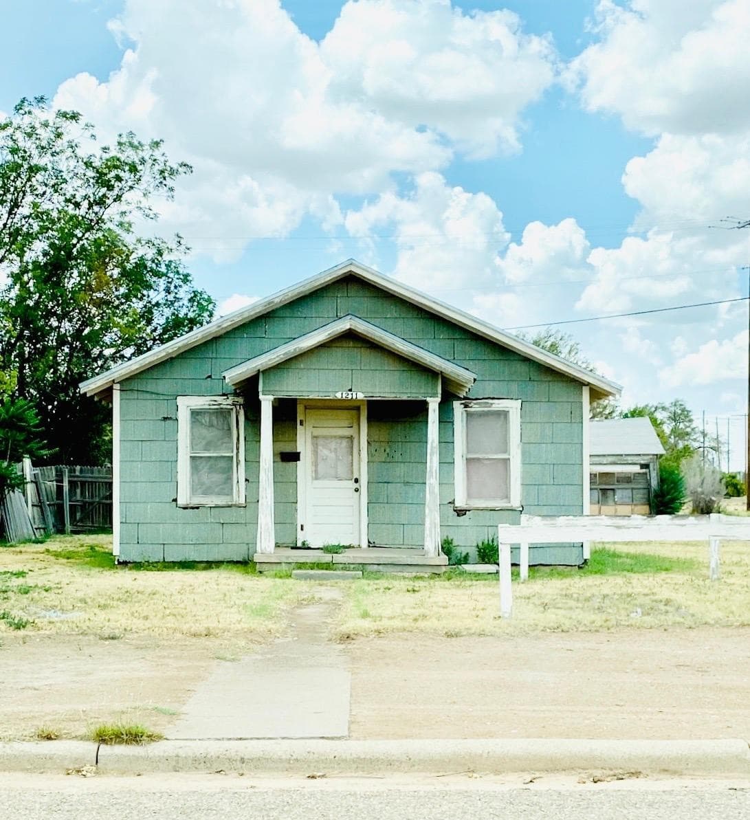 1211 El Paso St