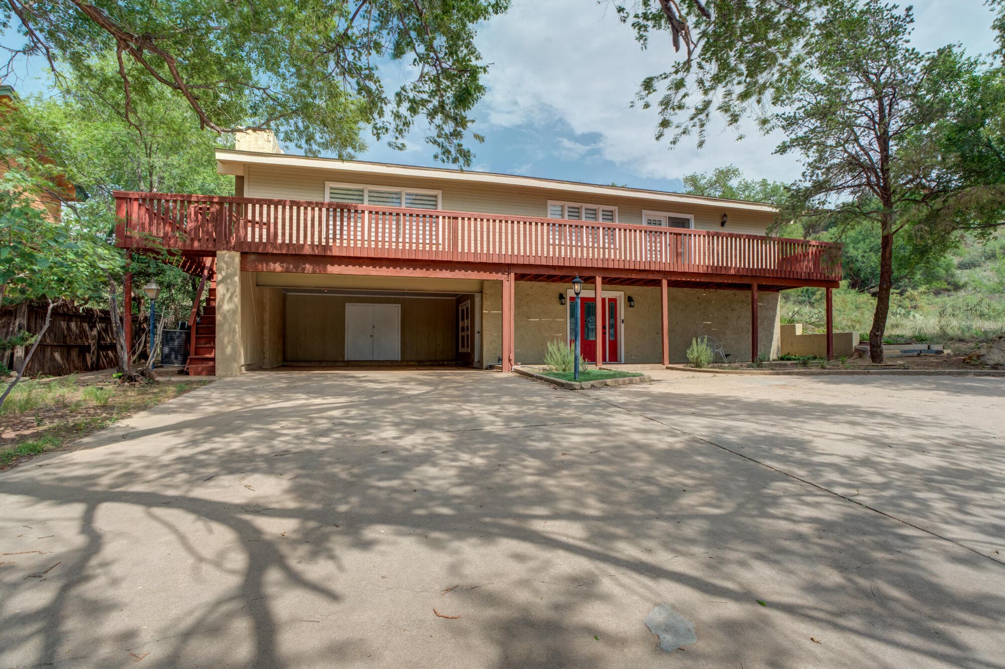 10 W Brookhollow Dr