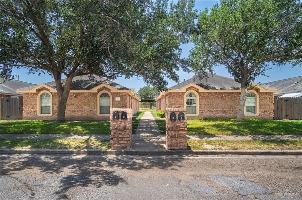 1608 W Portales Dr