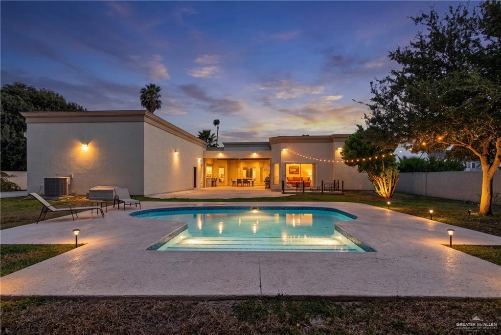 2702 Santa Ana