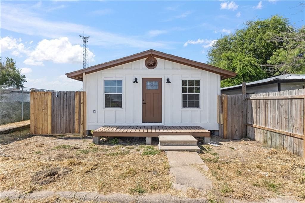 408 E Esplanada St