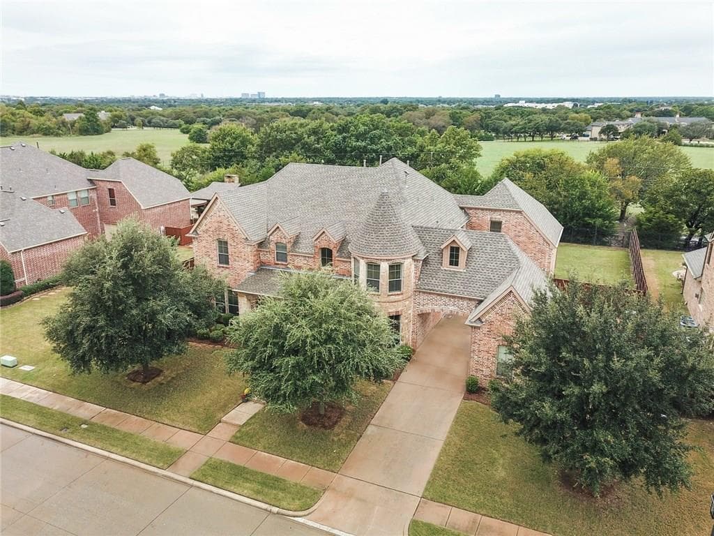 1319 Twin Knoll Dr