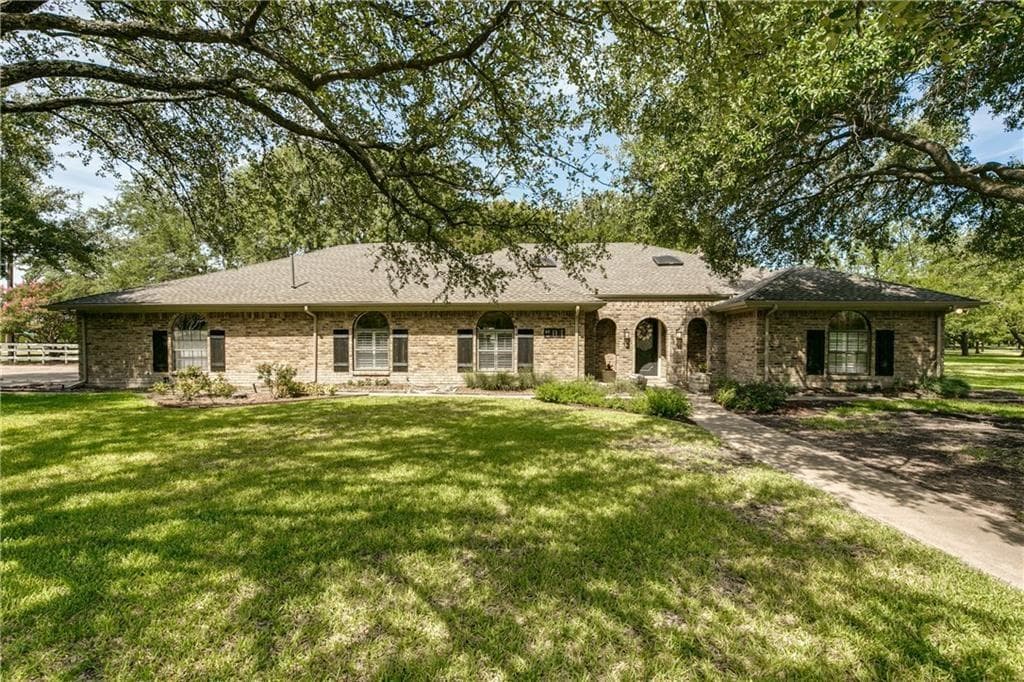 201 Manor Way