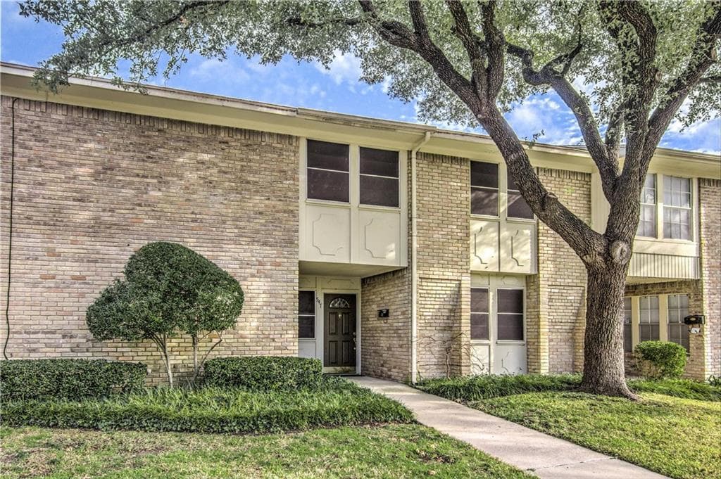 547 Towne House Ln