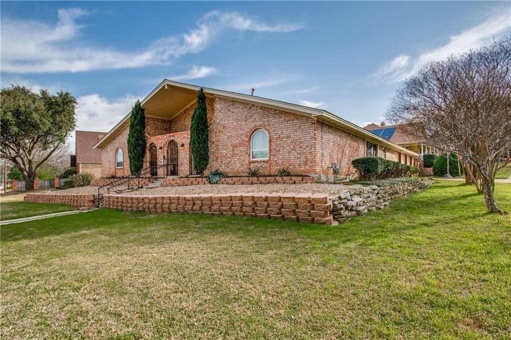 2424 Briarcliff Dr