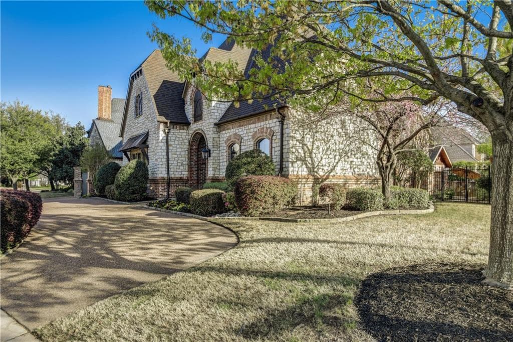 2201 Collins Path