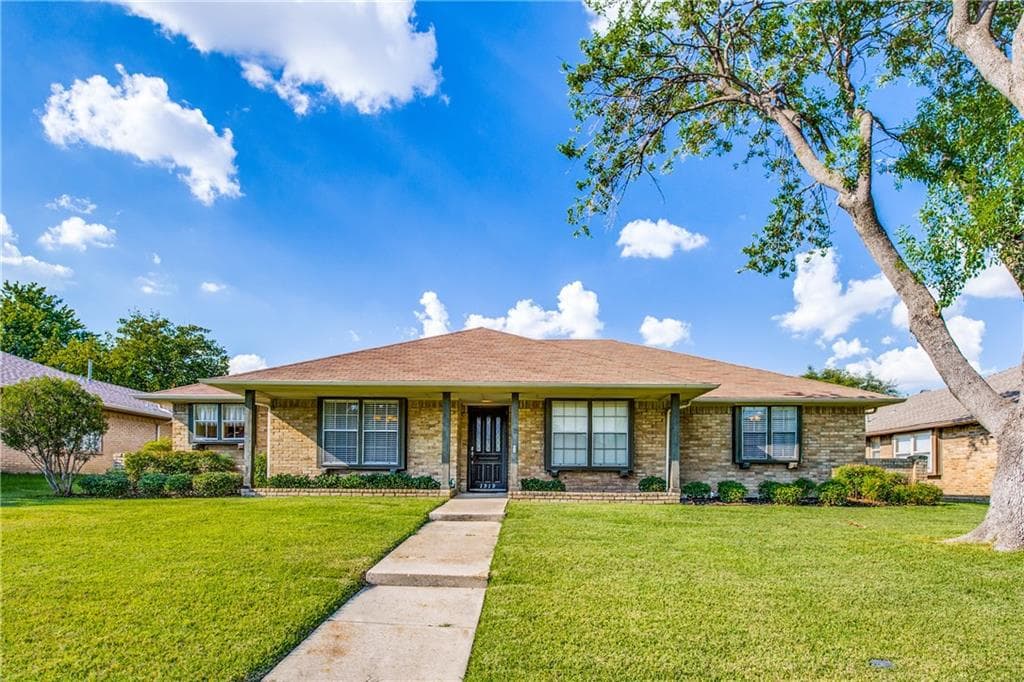 1919 Middle Glen Dr