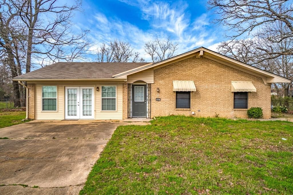 924 W State Highway 243